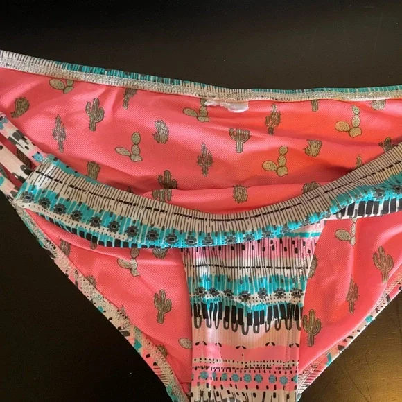 Cheeky printed swim bottoms. Size medium? - Picture 3 of 3